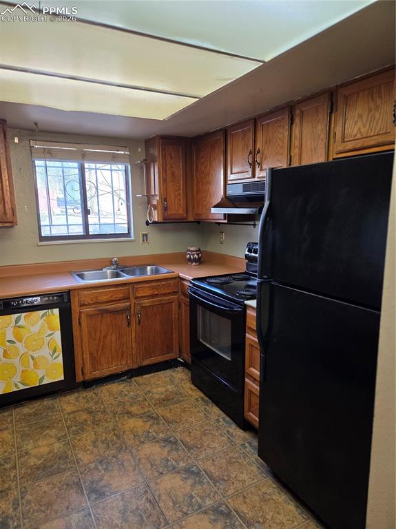 Image 7 of 17: Kitchen