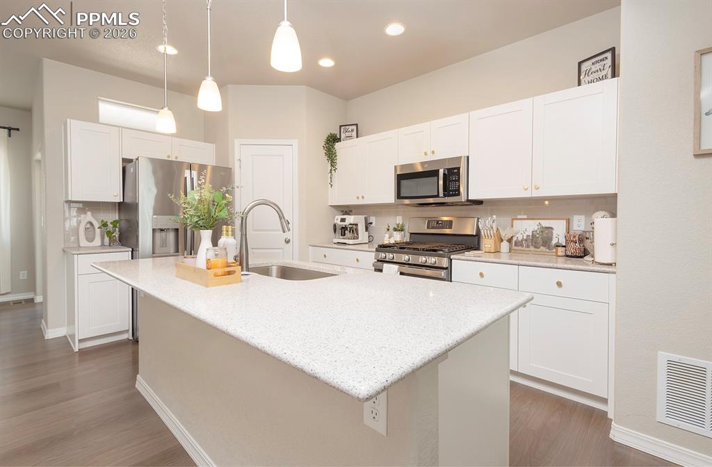 Image 14 of 32: Kitchen