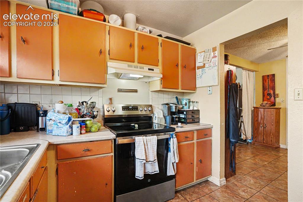 Image 16 of 31: Kitchen