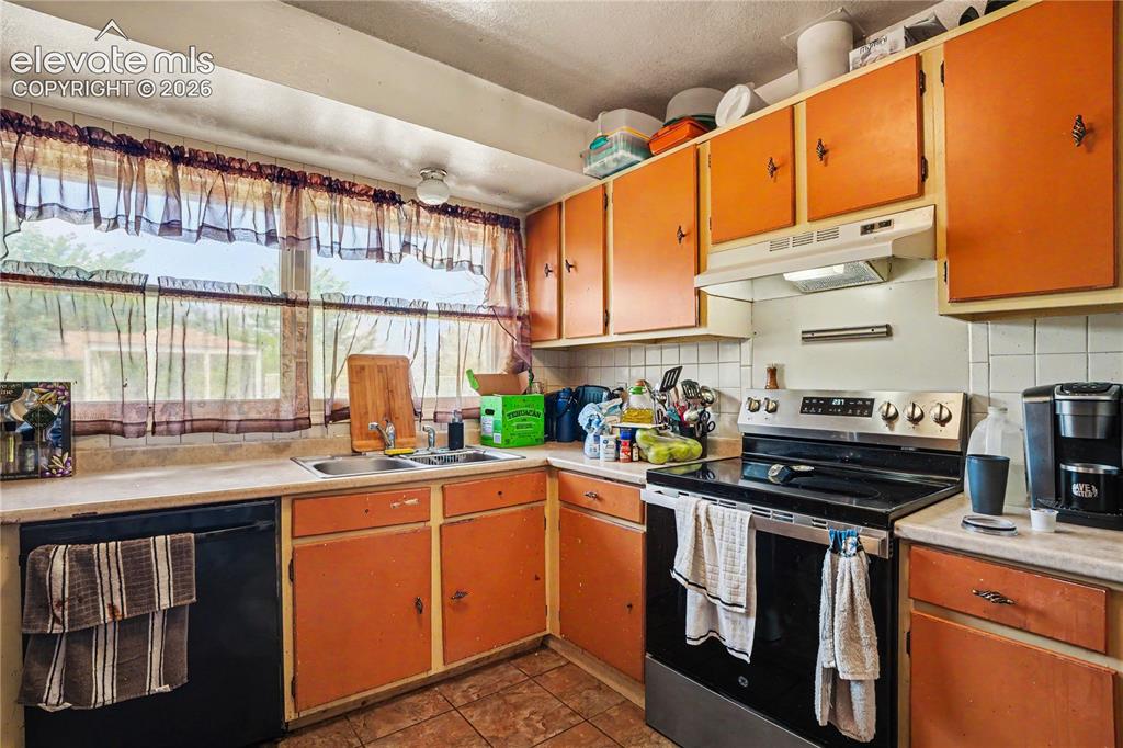 Image 18 of 31: Kitchen