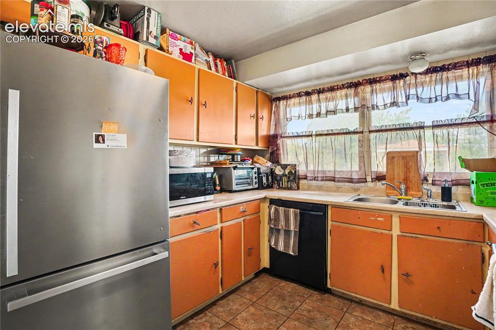 Image 19 of 31: Kitchen
