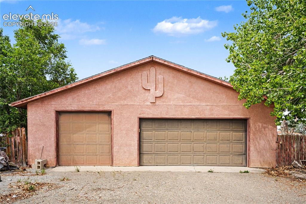 Image 7 of 31: Garage