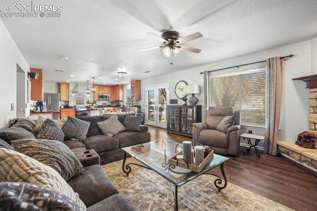 Image 16 of 49: Family Room