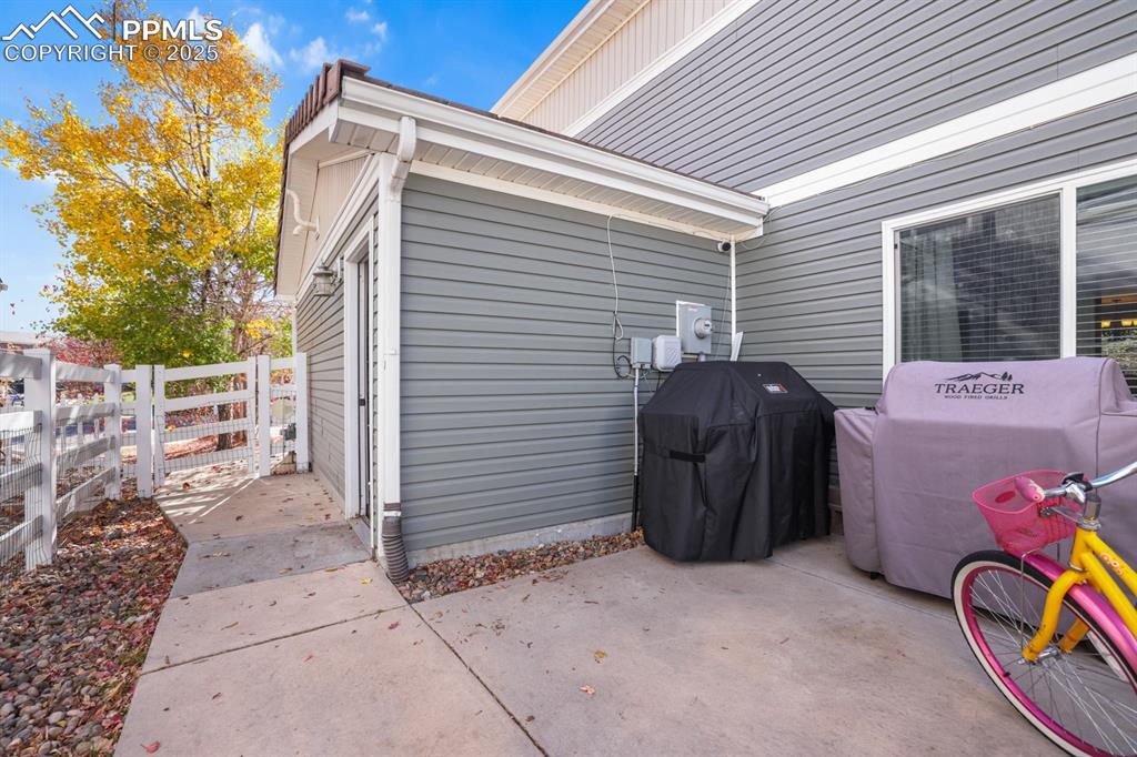 Image 44 of 49: Garage