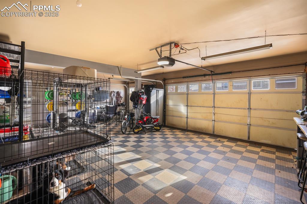 Image 45 of 49: Garage