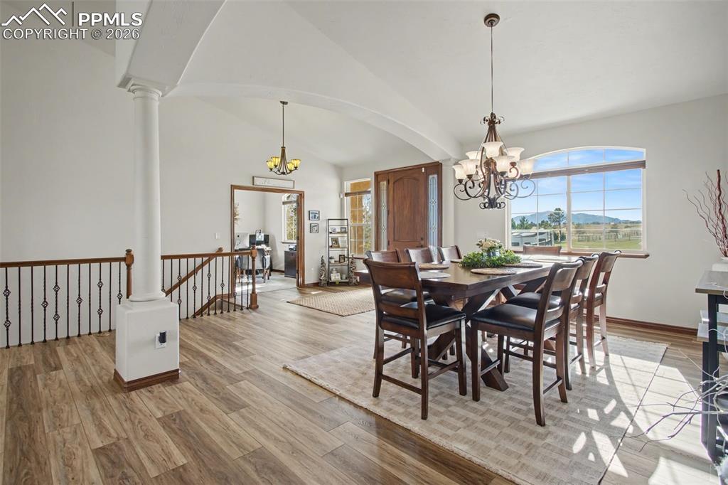 Image 10 of 50: Dining Area