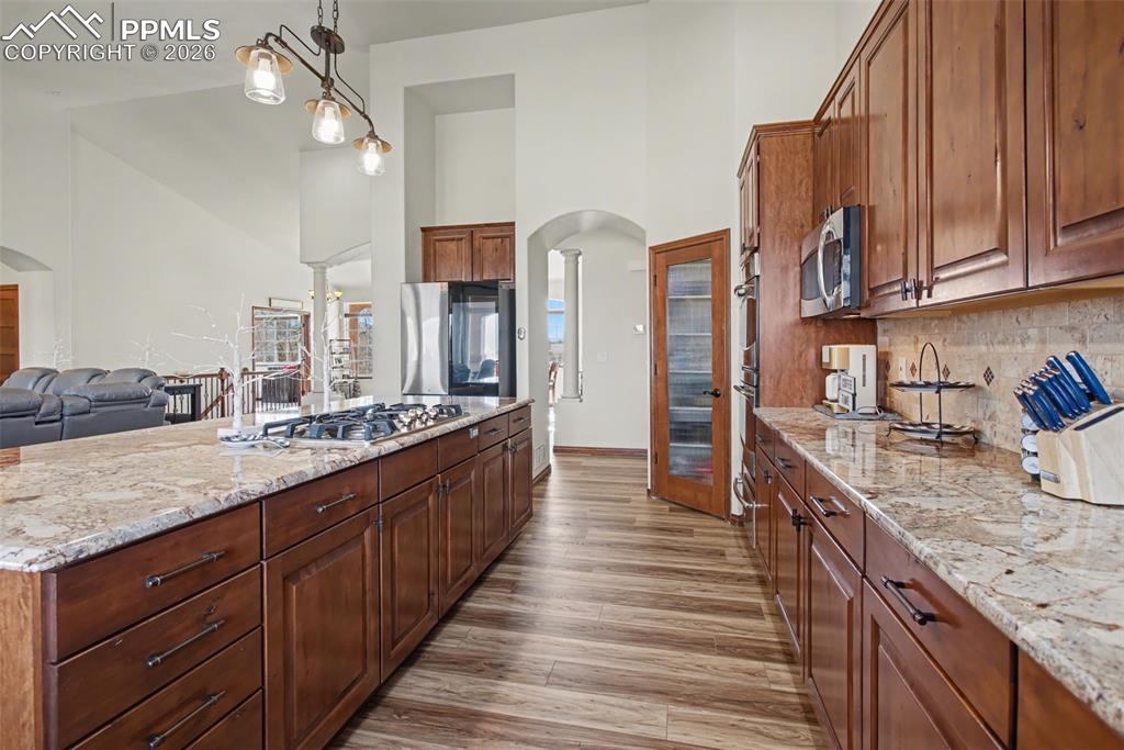 Image 13 of 50: Kitchen