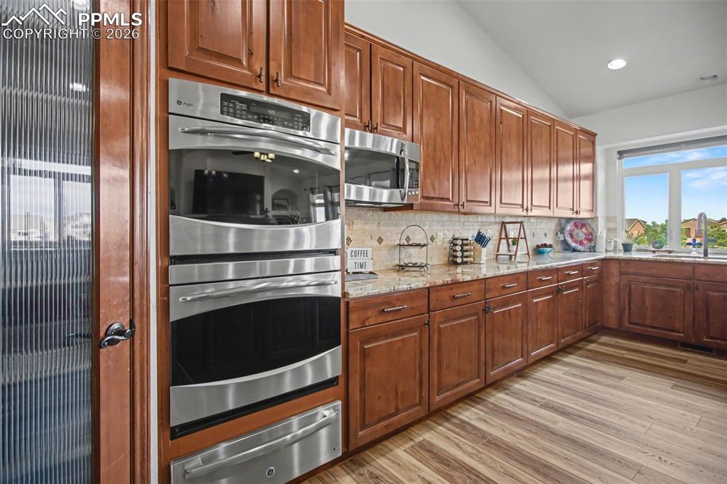 Image 15 of 50: Kitchen