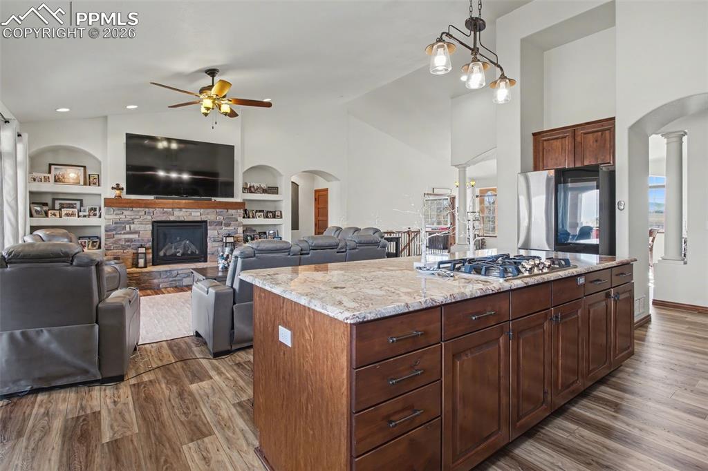 Image 16 of 50: Kitchen