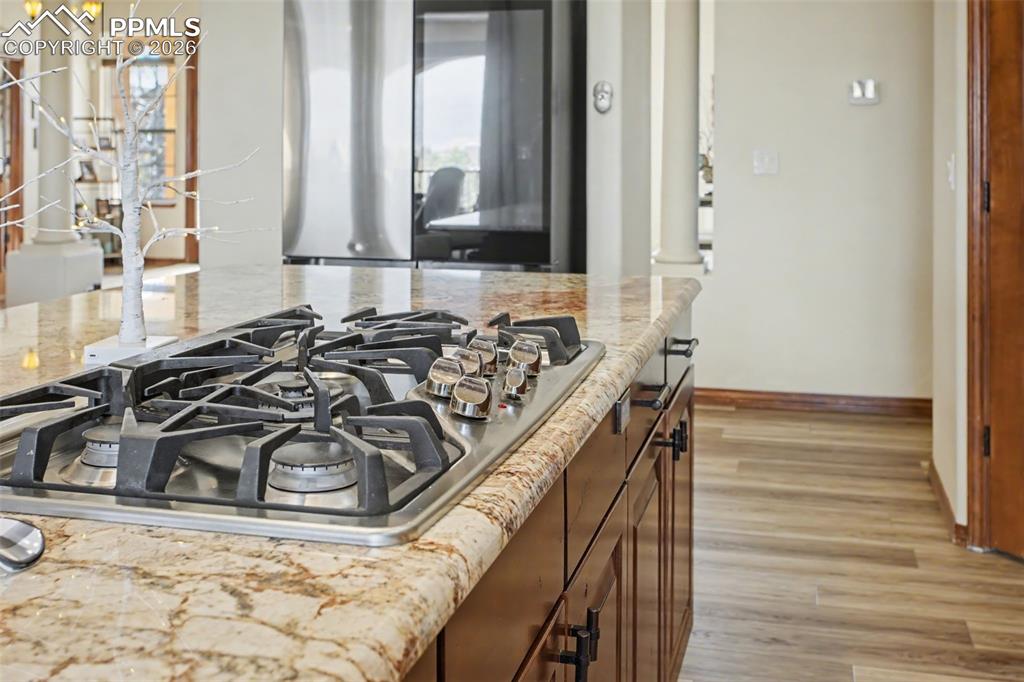 Image 17 of 50: Kitchen