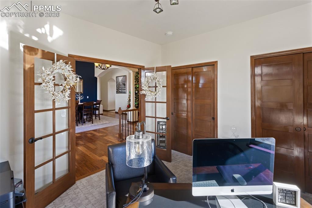 Image 18 of 50: Office