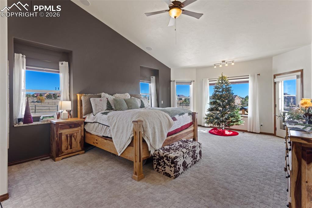 Image 19 of 50: Bedroom