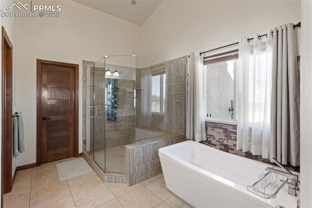 Image 21 of 50: Bathroom