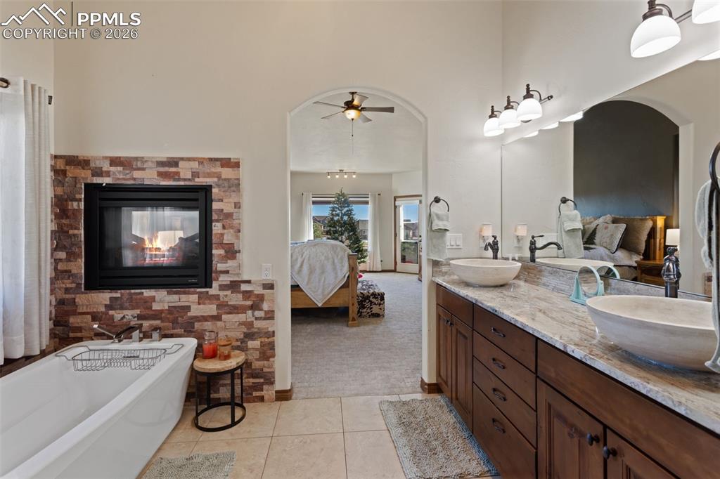 Image 22 of 50: Bathroom