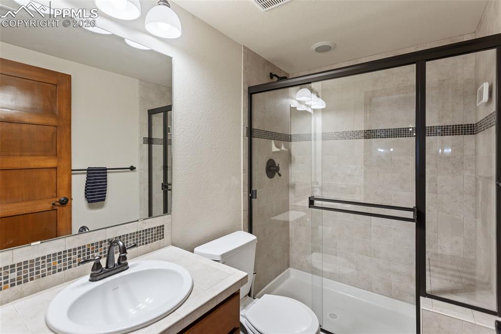 Image 31 of 50: Bathroom