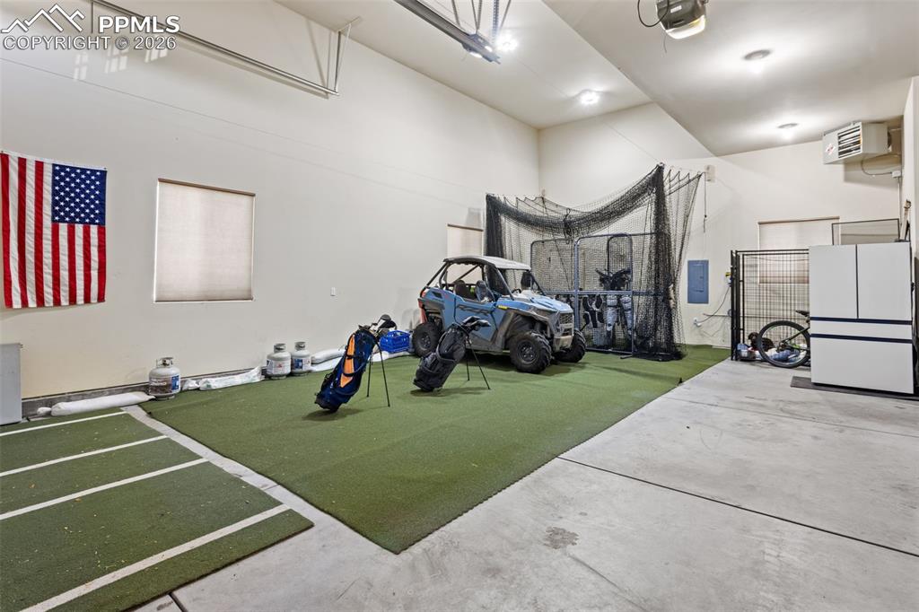 Image 36 of 50: Garage