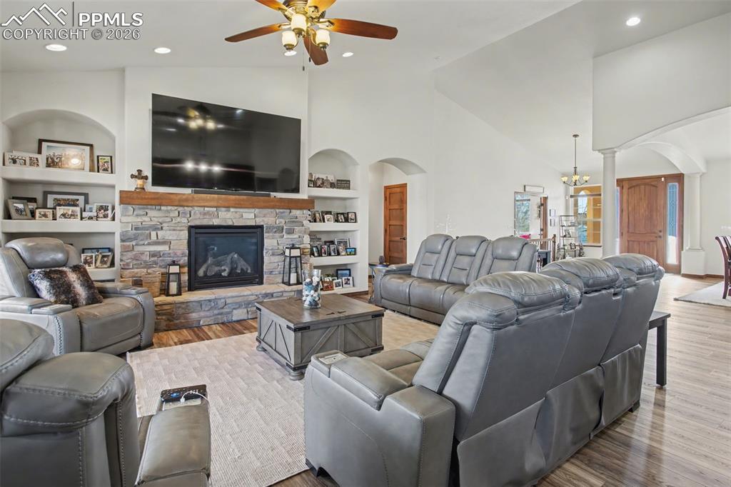 Image 5 of 50: Living Room