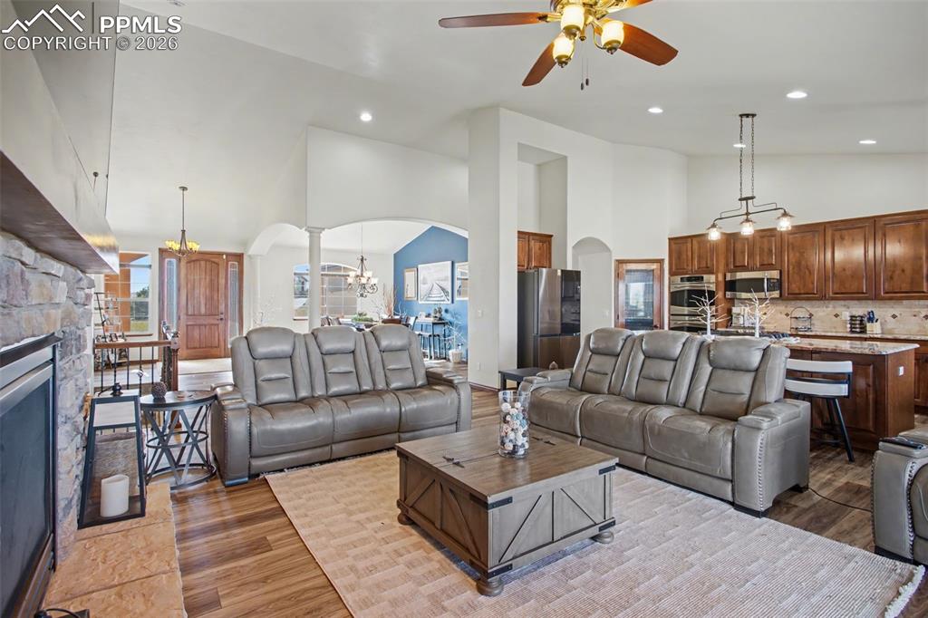 Image 6 of 50: Living Room