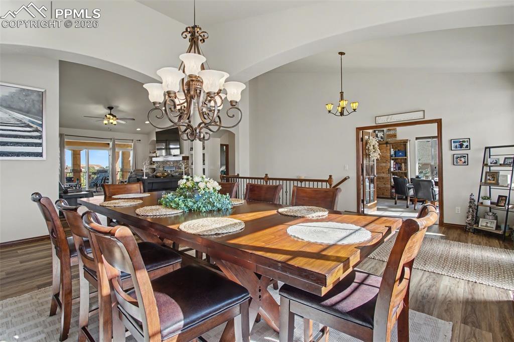 Image 8 of 50: Dining Area