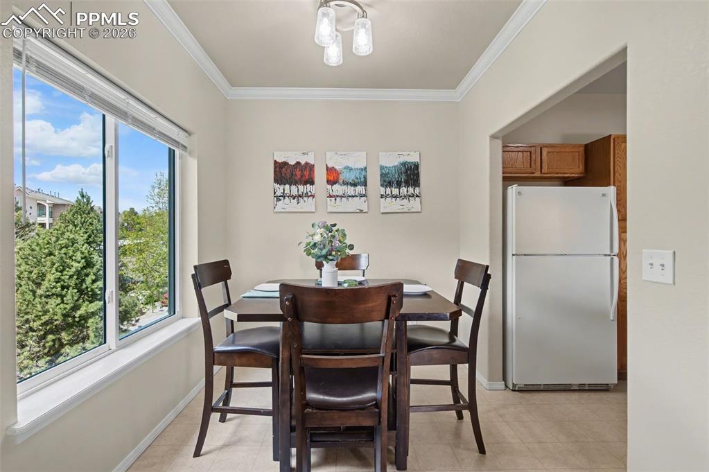 Image 10 of 25: Dining Area