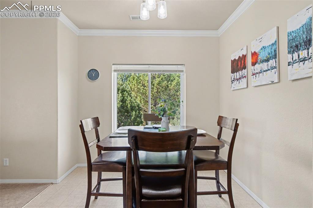 Image 11 of 25: Dining Area