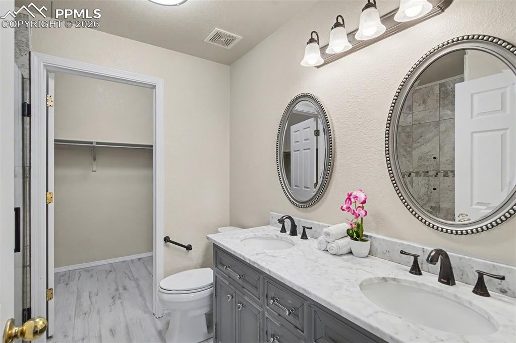 Image 13 of 25: Bathroom