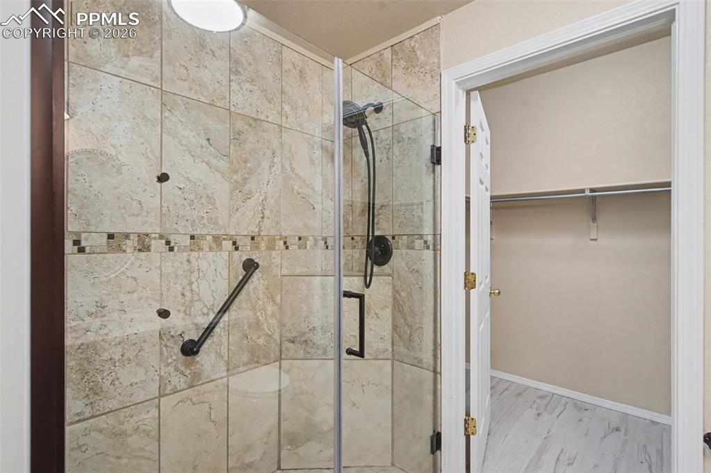 Image 14 of 25: Bathroom