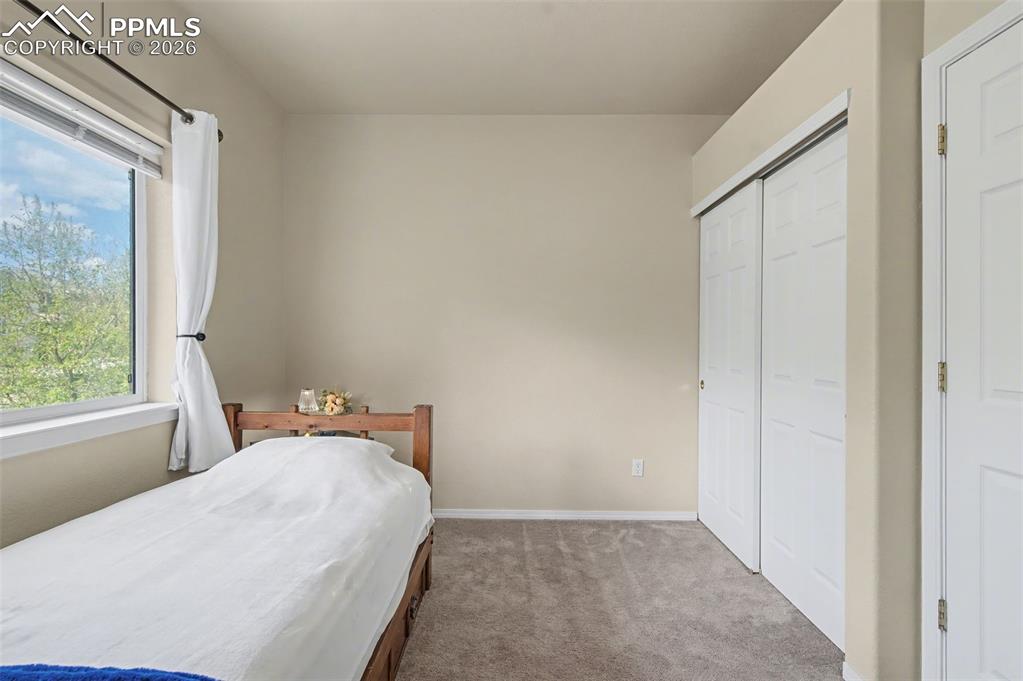 Image 16 of 25: Bedroom