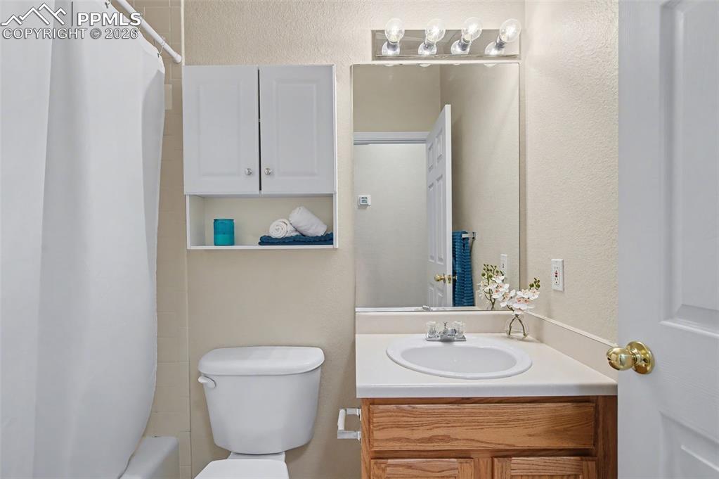 Image 17 of 25: Bathroom