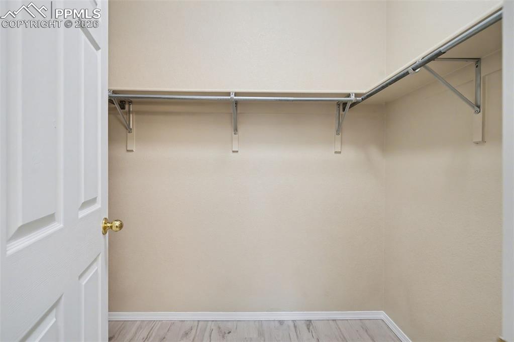 Image 21 of 25: Closet