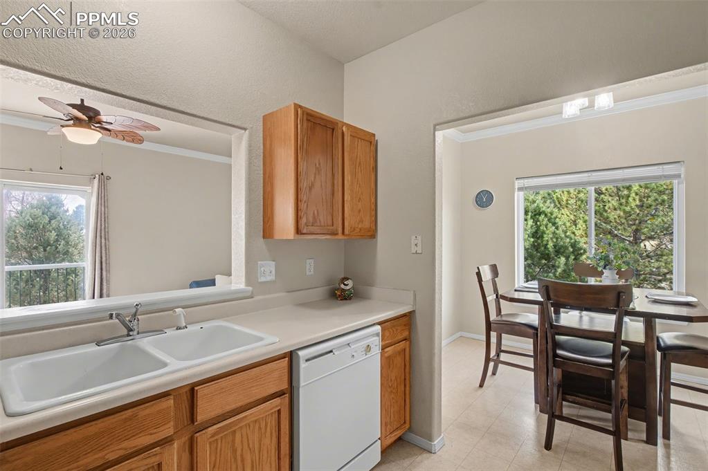 Image 9 of 25: Kitchen