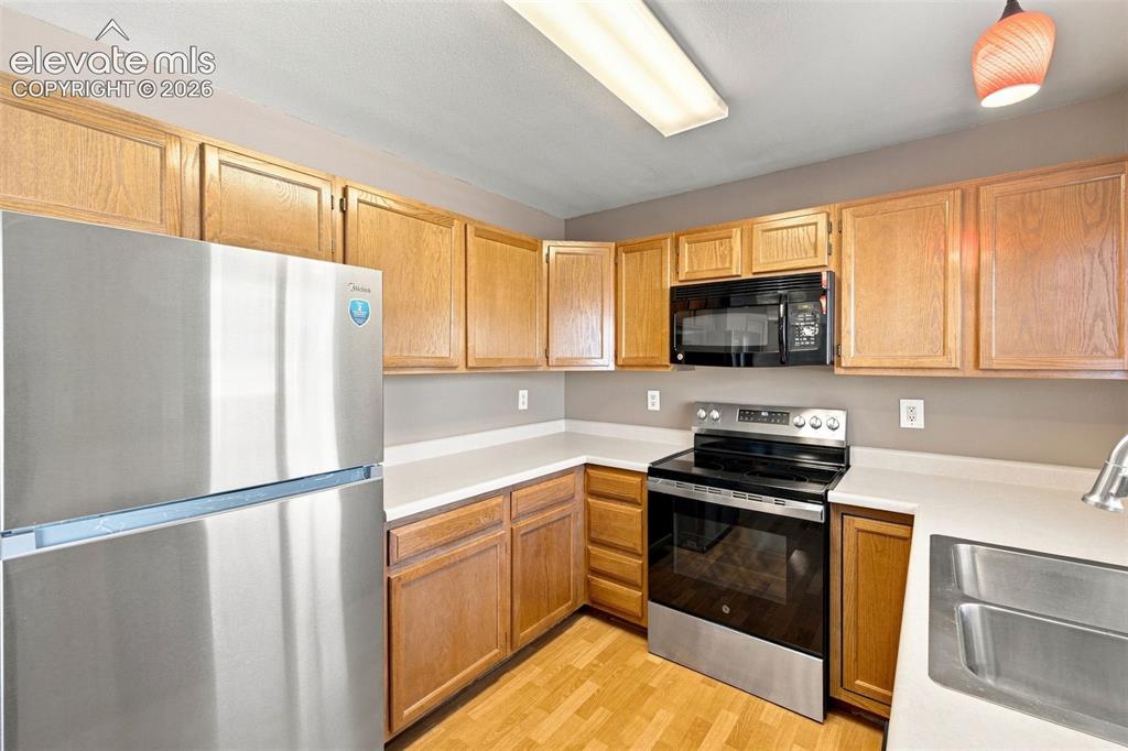 Image 14 of 43: Kitchen