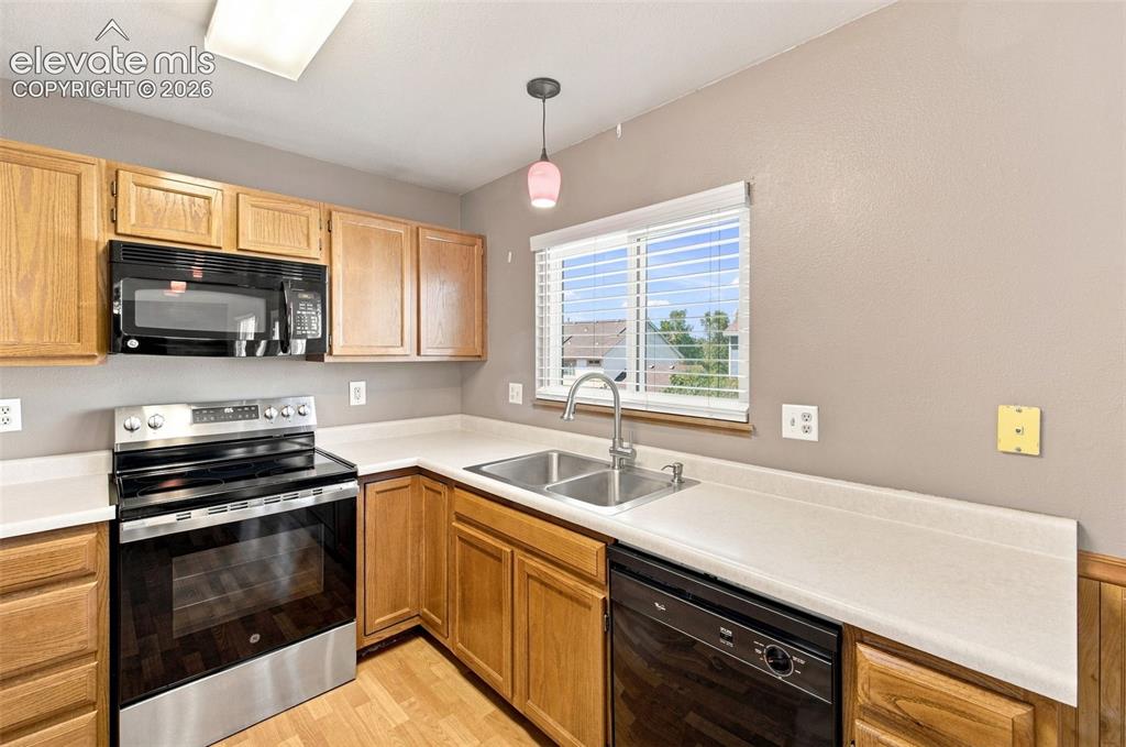 Image 15 of 43: Kitchen