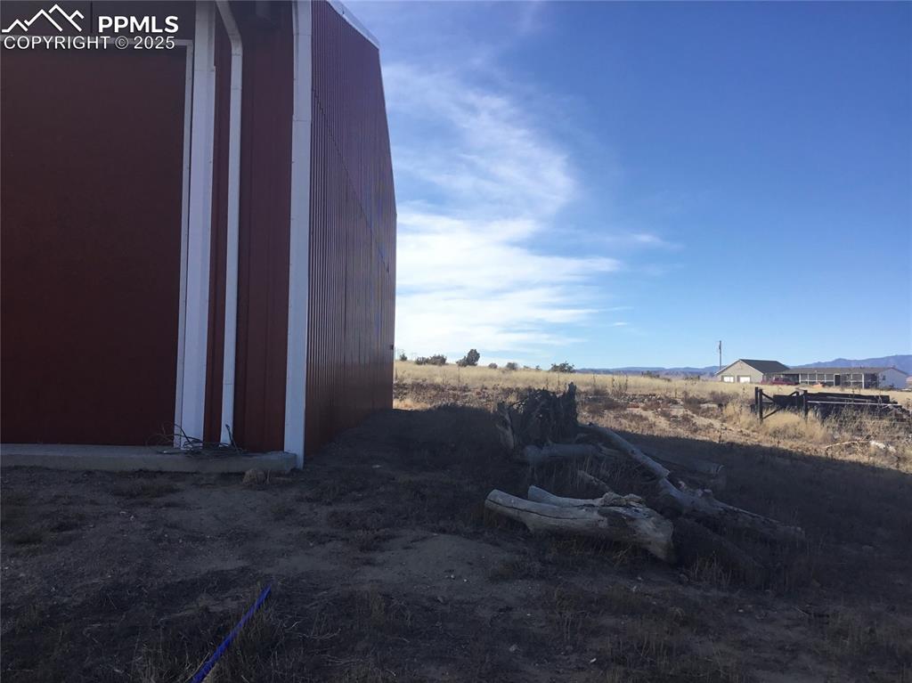 Image 13 of 25: Yard