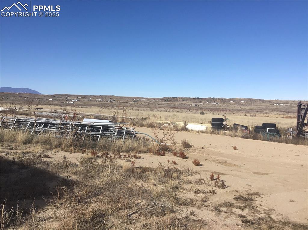 Image 19 of 25: Yard