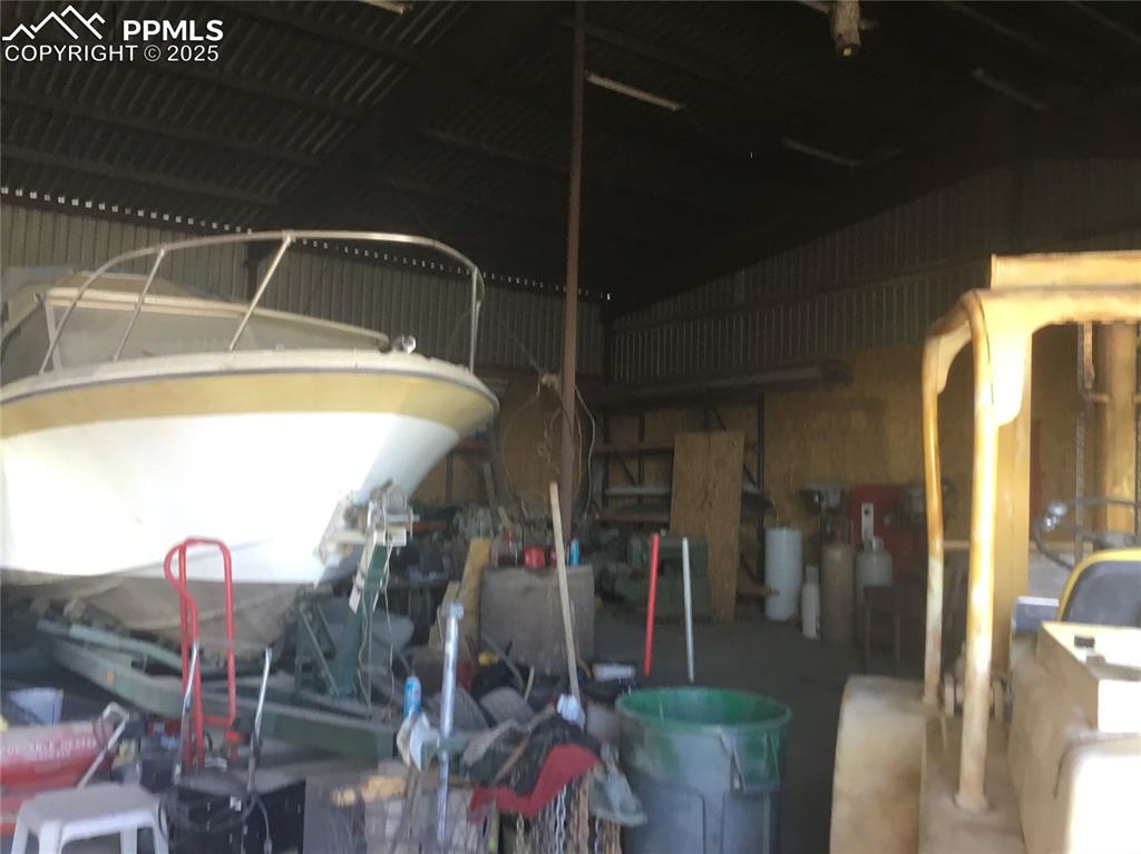 Image 20 of 25: Garage