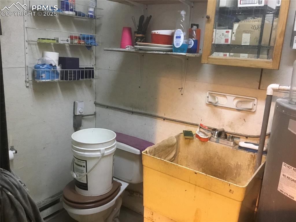 Image 23 of 25: Bathroom