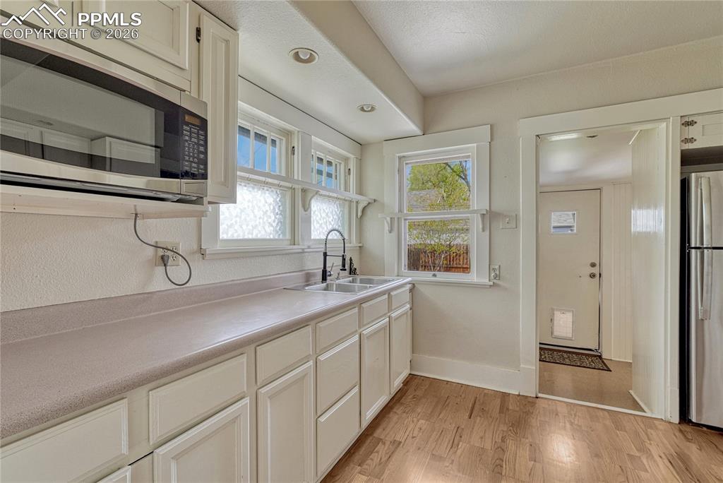 Image 14 of 38: Kitchen