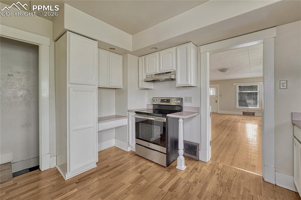Image 15 of 38: Kitchen