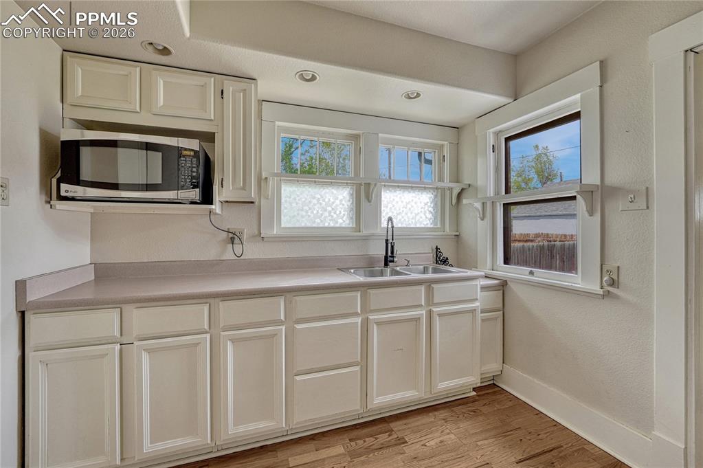 Image 16 of 38: Kitchen