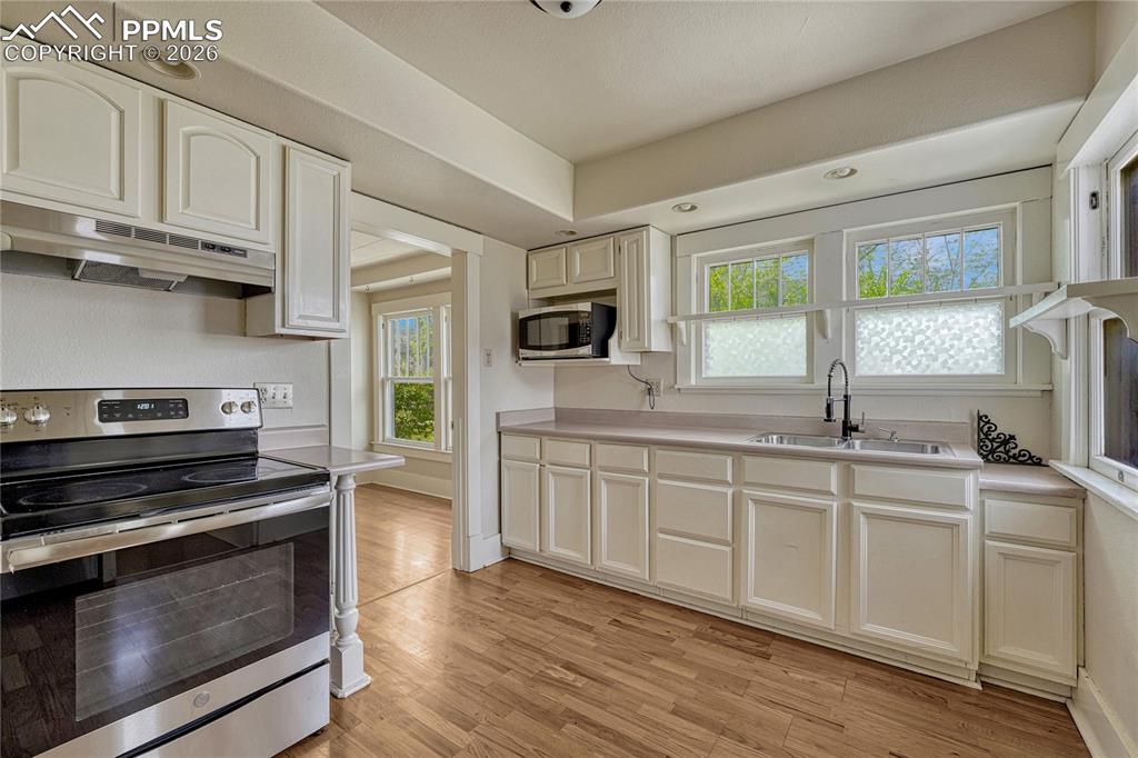 Image 18 of 38: Kitchen