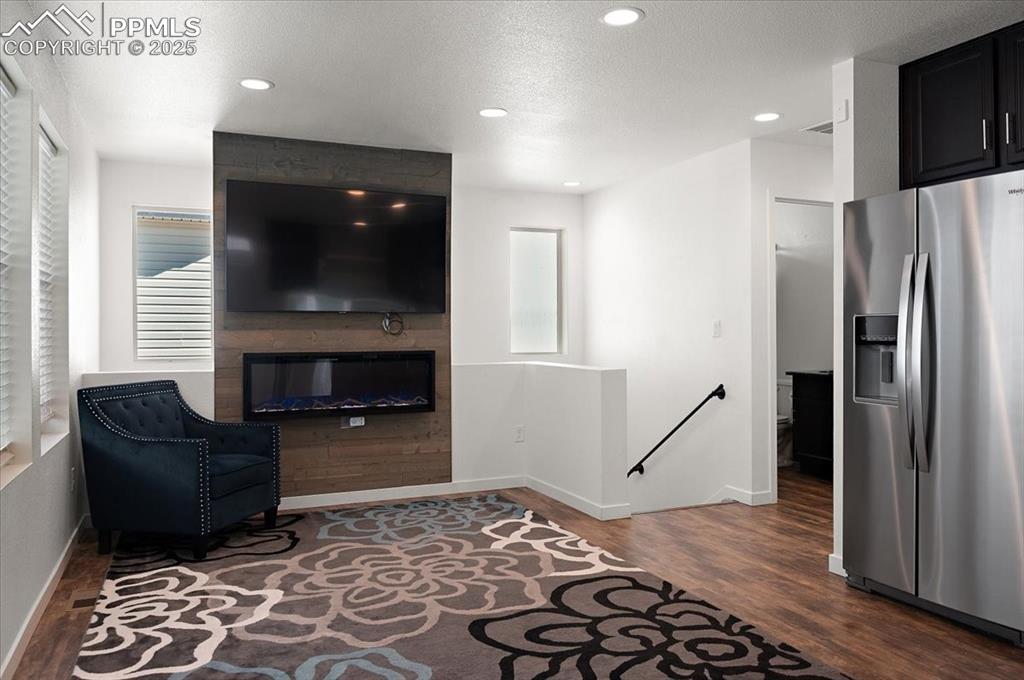 Image 7 of 27: Living Room