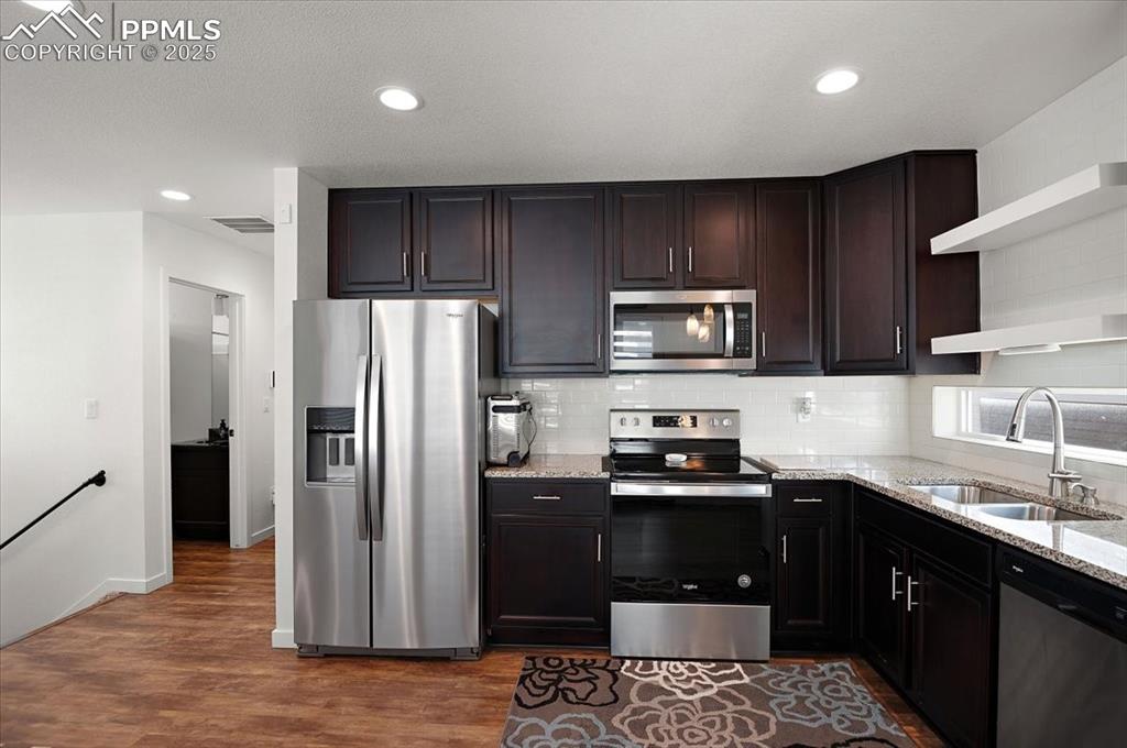 Image 8 of 27: Kitchen