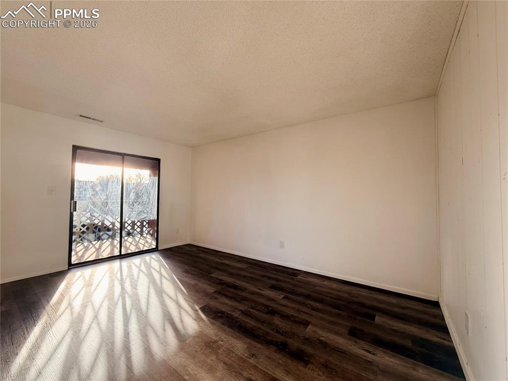 Image 10 of 30: Living Room