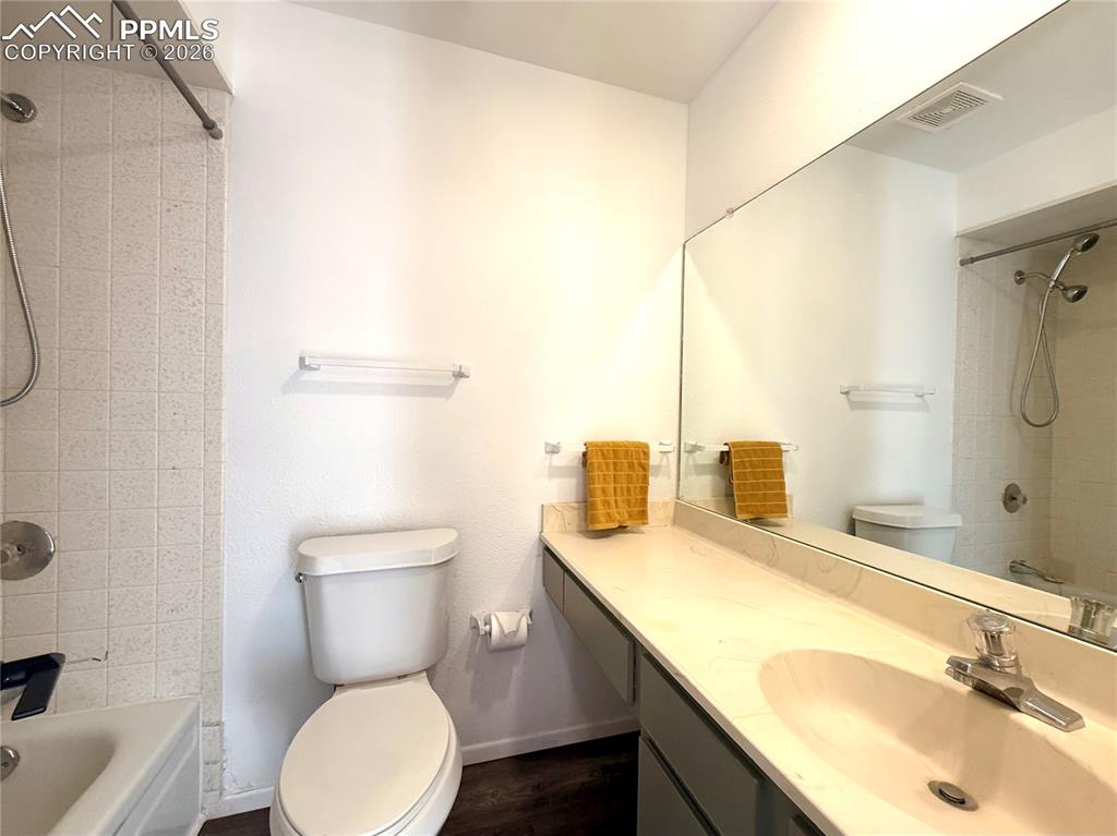 Image 12 of 30: Bathroom