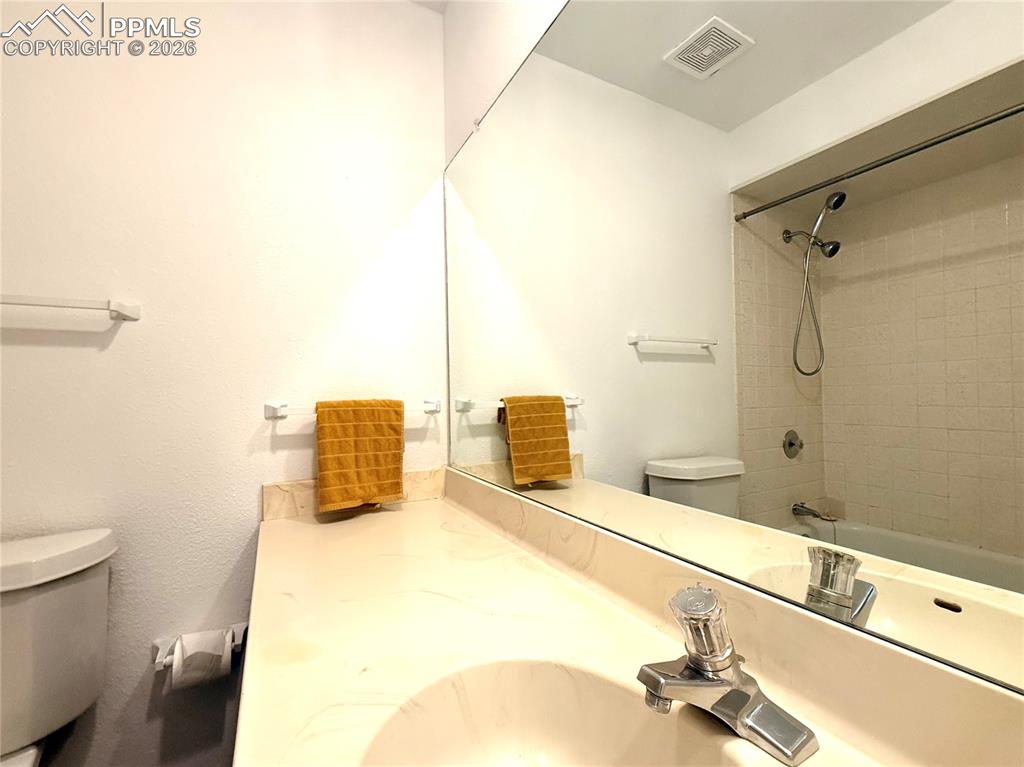 Image 14 of 30: Bathroom