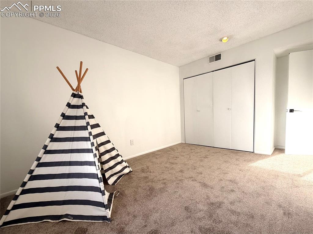 Image 18 of 30: Bedroom