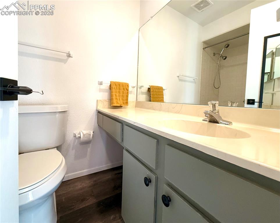 Image 27 of 30: Bathroom