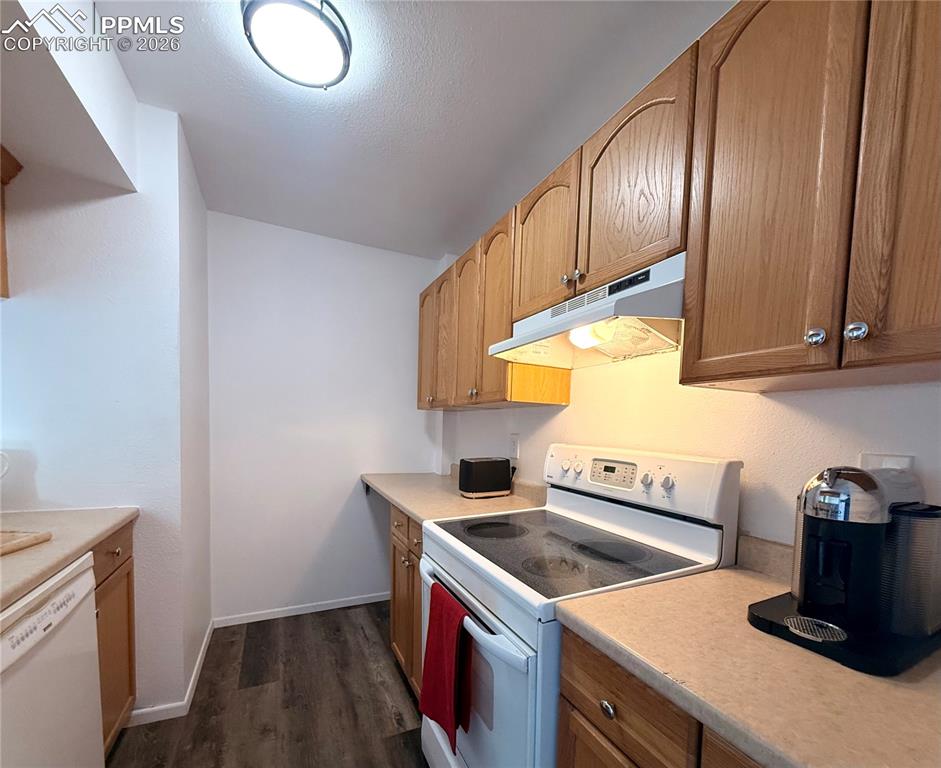 Image 3 of 30: Kitchen