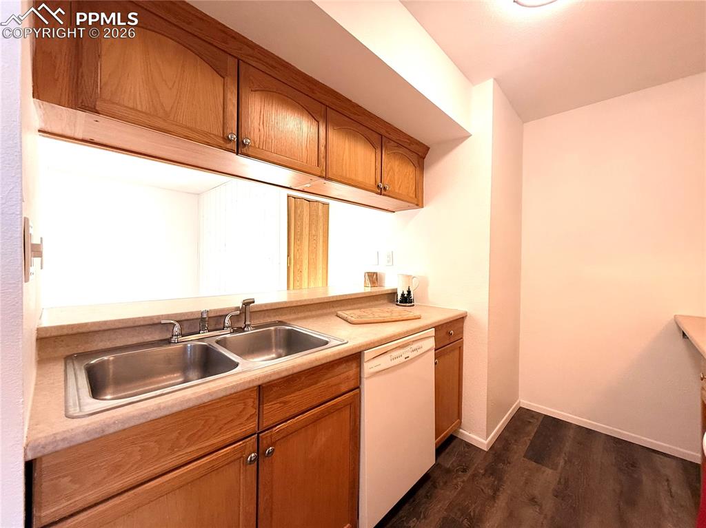 Image 5 of 30: Kitchen